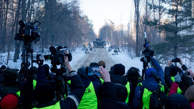 Các nhà báo quay phim cuộc tập trận bắn đạn thật của người Ukraine tại thị trấn bỏ hoang Pripyat, thuộc Vùng loại trừ Chernobyl, ngày 4/2.