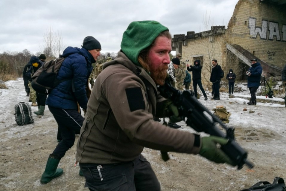 Thường dân Ukraine được huấn luyện để trở thành một phần của lực lượng phòng thủ lãnh thổ bên ngoài Kyiv, Ukraine