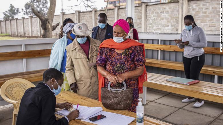 Người dân xếp hàng chờ đăng ký vắc xin AstraZeneca Covid-19 tại Bệnh viện Mbagathi ở Nairobi, Kenya,