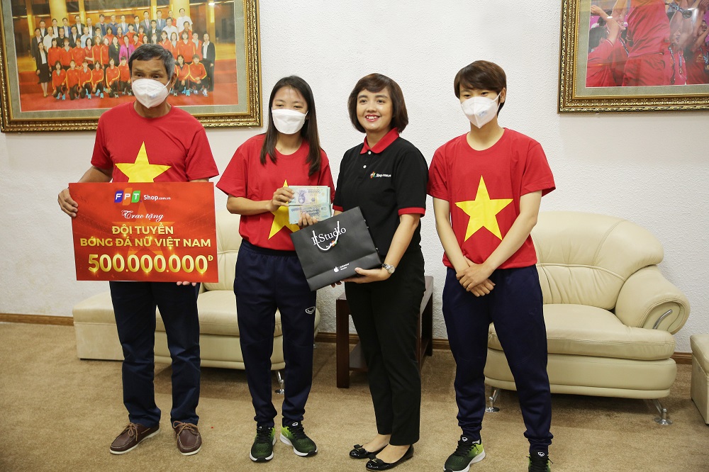 FPT Shop vinh dự là đơn vị tiên phong có buổi gặp gỡ và trao tận tay tuyển nữ Việt Nam khoản thưởng nóng nhằm góp phần khích lệ tinh thần của các “cô gái vàng” - Ảnh: FPT Shop