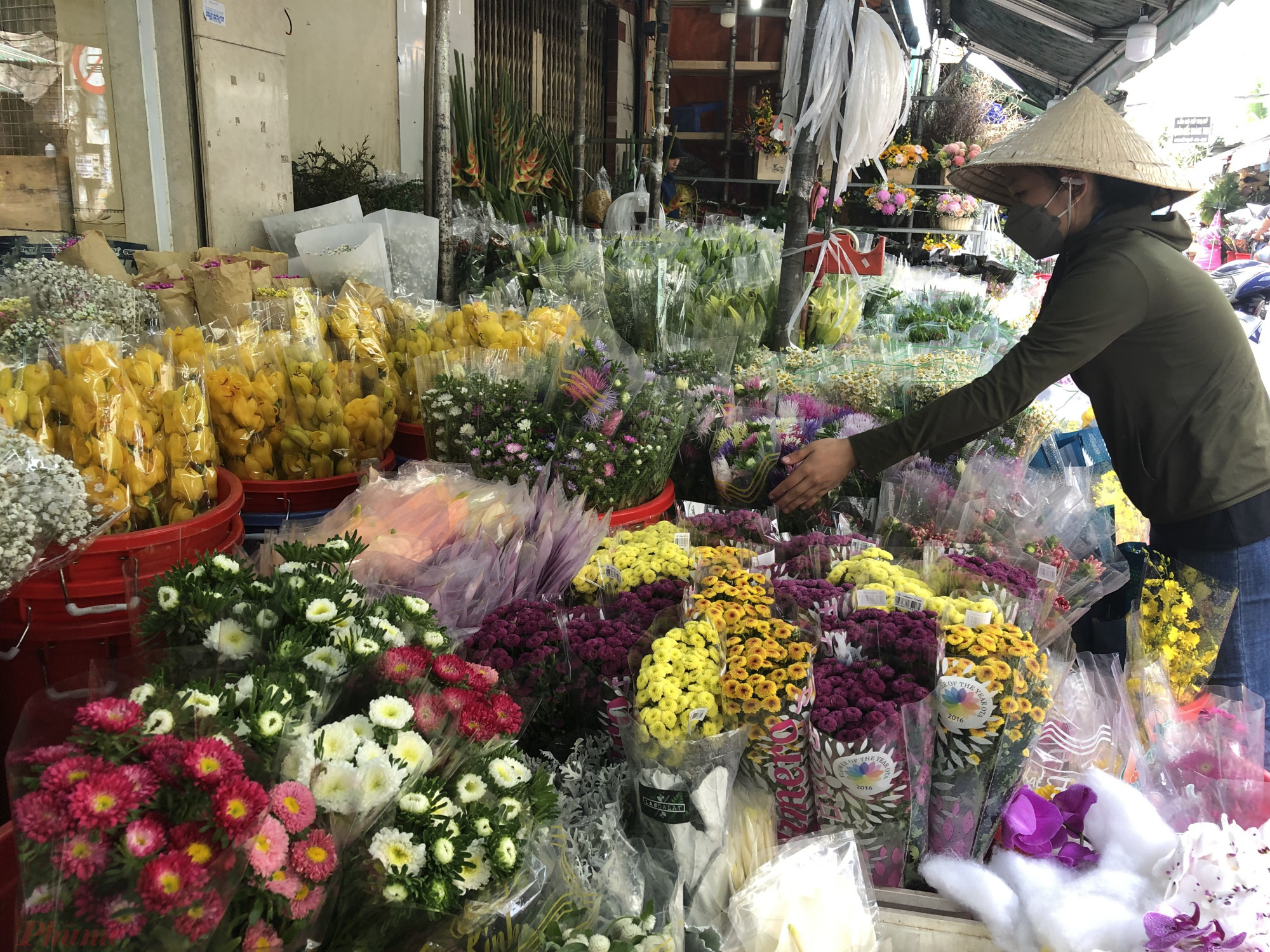 Hầu hết các loại hoa đều tăng giá từ trước Tết đến nay và biến động liên tục. 