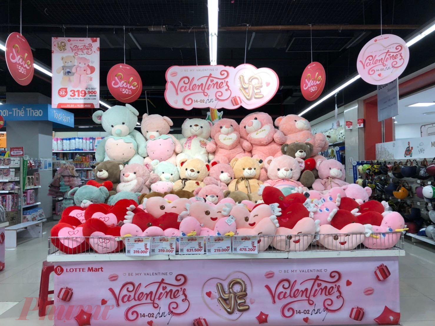 Nhiều sản phẩm quà tặng ngày Valentine được các siêu thị giảm giá