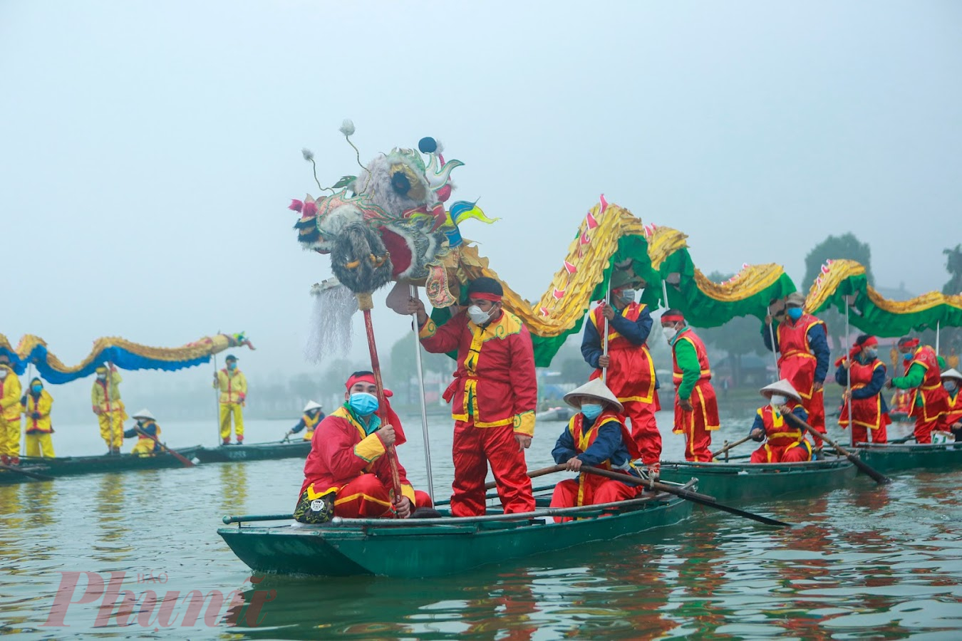 Tất cả những người tham gia lễ rước nước đều phải đeo khẩu trang để đảm bảo yếu tố an toàn, phòng chống dịch bệnh.