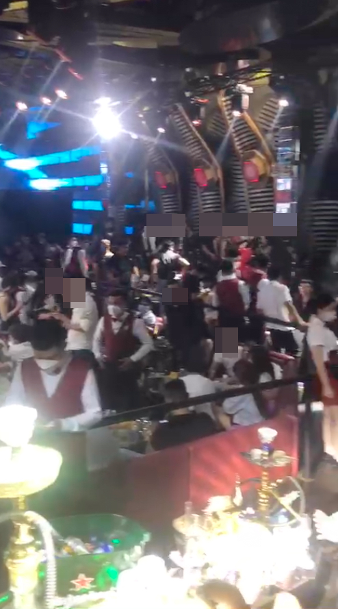 Dù đã sang ngày mới nhưng quán Bar Vũ Trường Perso vẫn có gần 300 dân chơi nhảy nhót điên cuồng