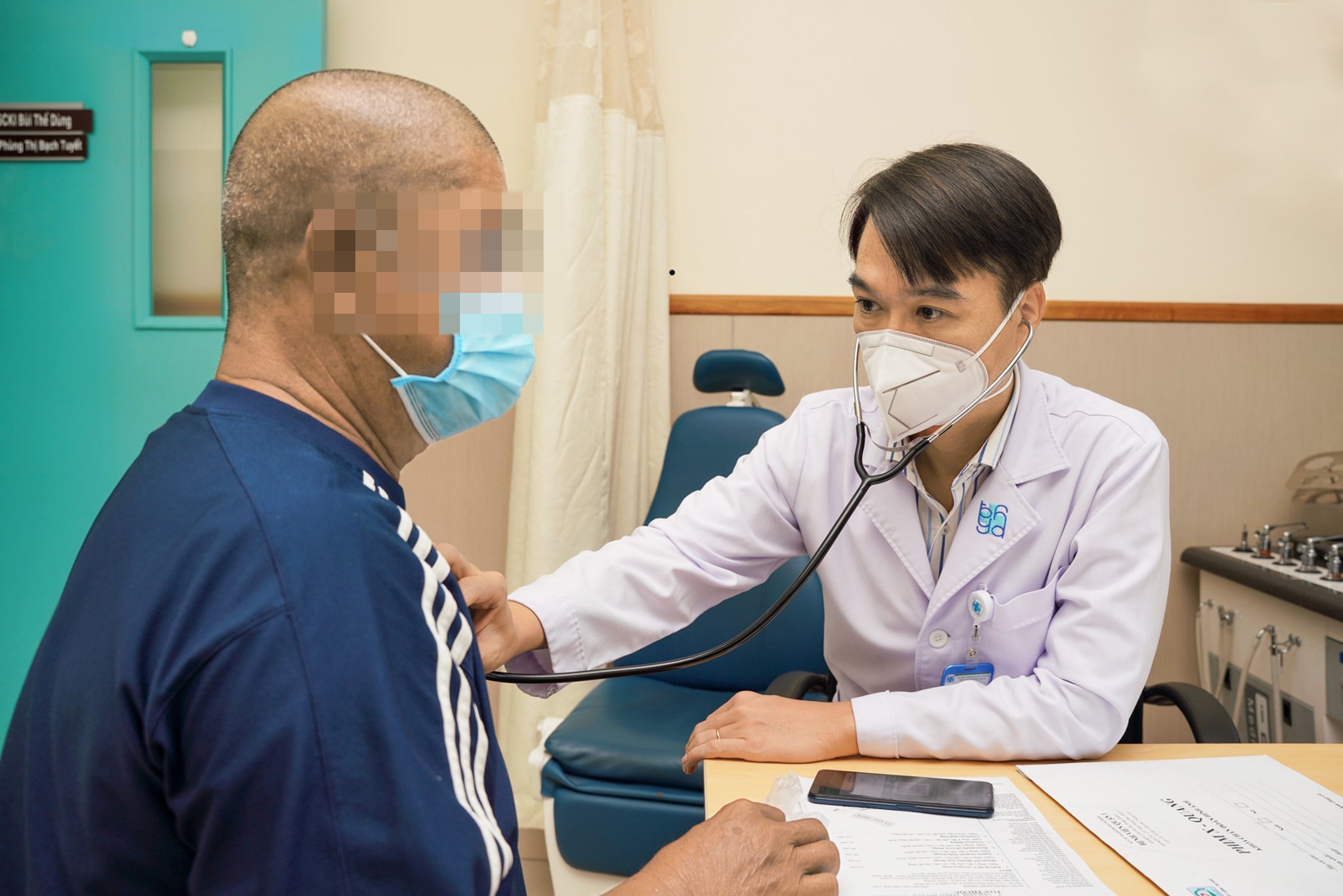 Tiến sĩ - bác sĩ Bùi Thế Dũng, Trưởng khoa Nội tim mạch Bệnh viện Đại học Y Dược TP.HCM, thăm khám cho bệnh nhân thuyên tắc phổi