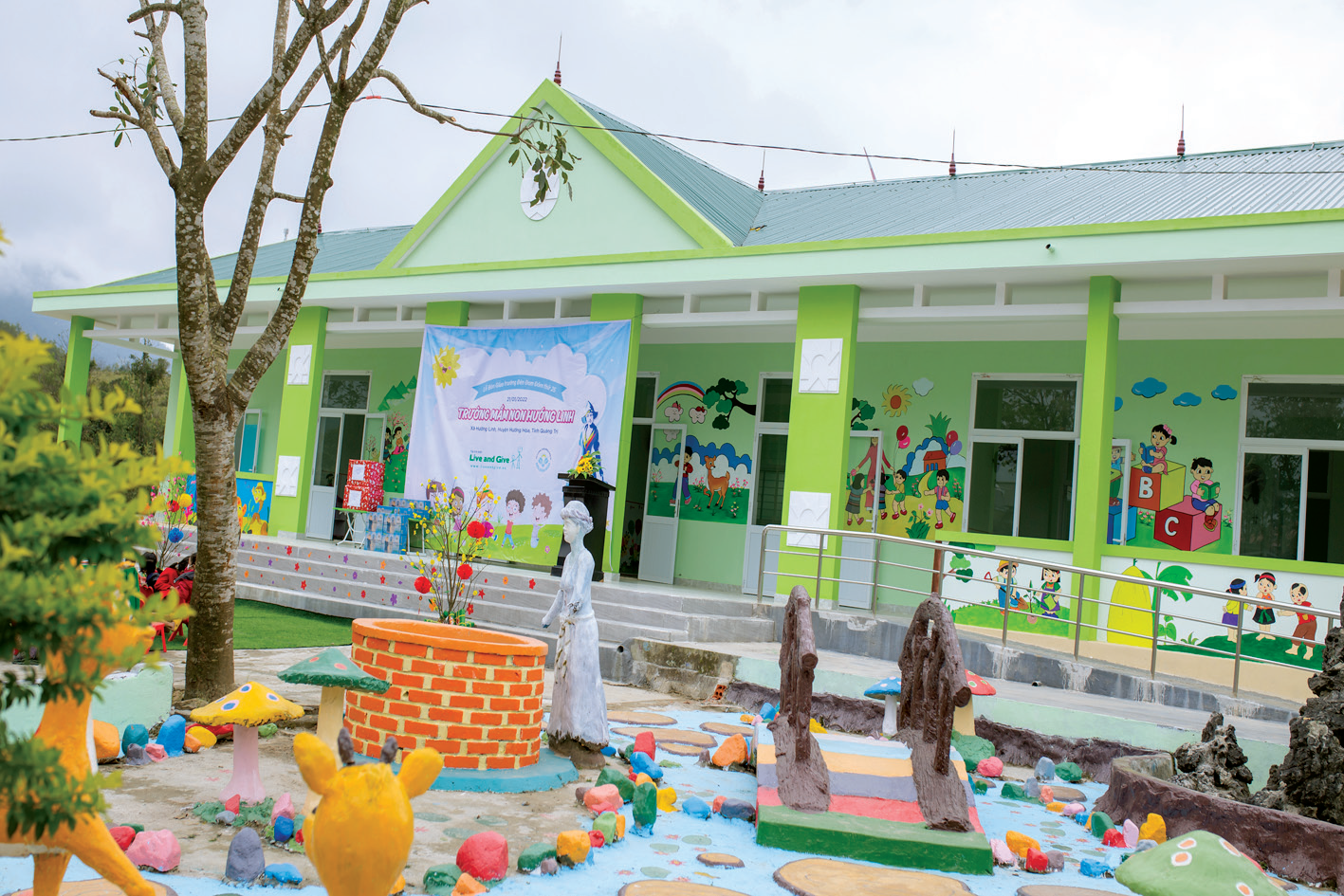 Trường mầm non Hướng Linh khang trang, sạch đẹp; sẵn sàng đưa ánh sáng tri thức đến với trẻ em nghèo