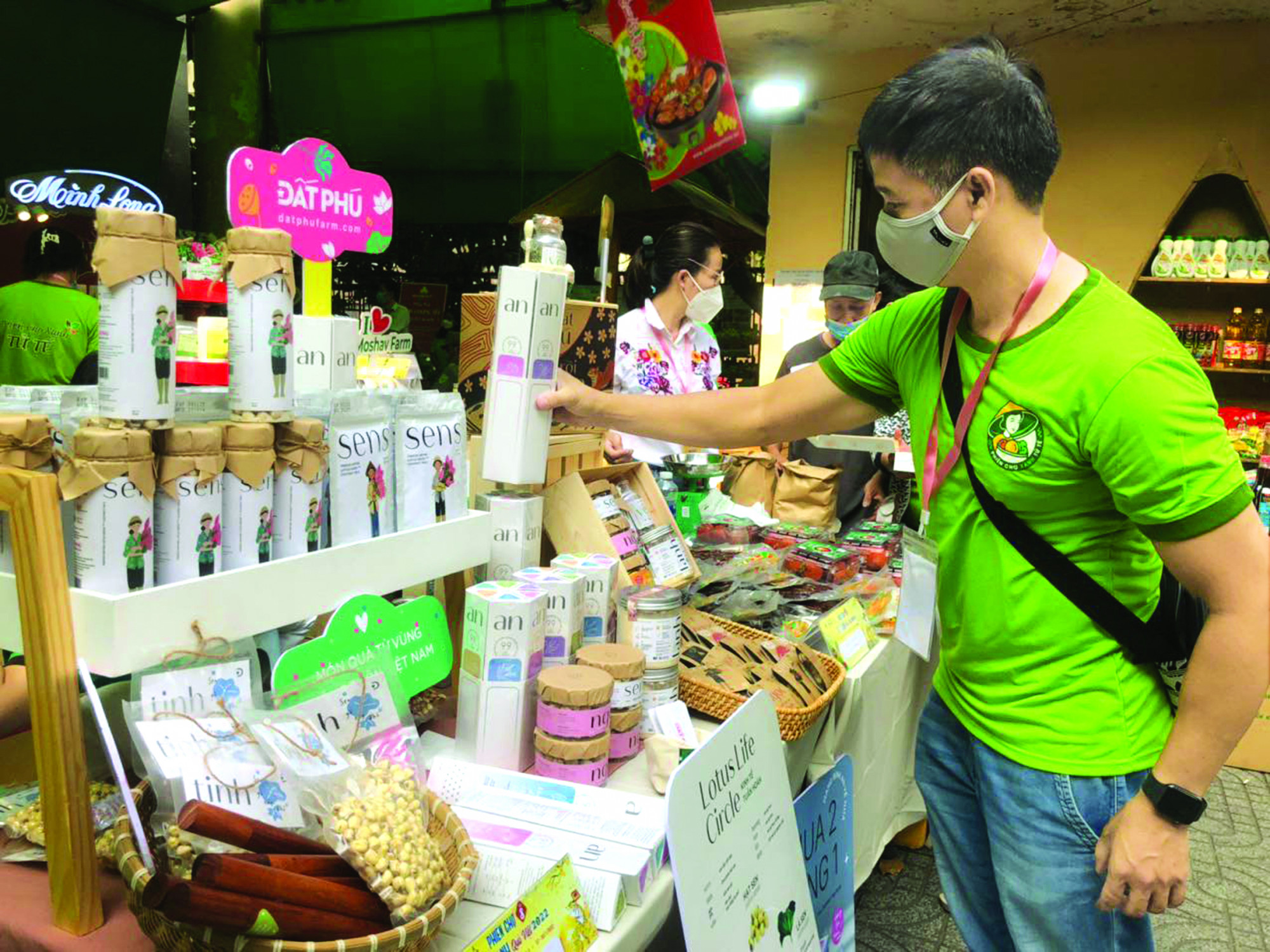 Anh Lưu Việt Chương giới thiệu các sản phẩm khởi nghiệp từ sen tại phiên chợ Xanh tử tế ẢNH: N.CẨM