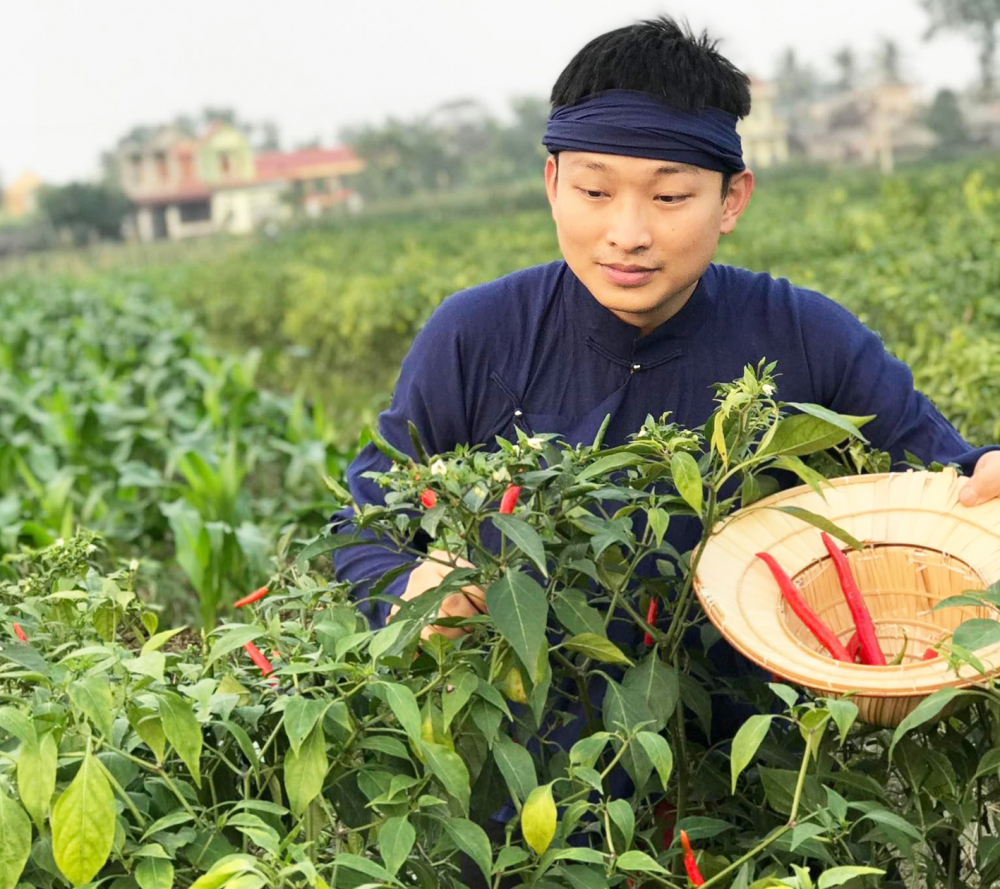 Nhờ khởi nghiệp với sản phẩm tương ớt lên men cổ truyền,  anh Lê Minh Cương đã tăng thu mua ớt tươi giúp nông dân quê mình