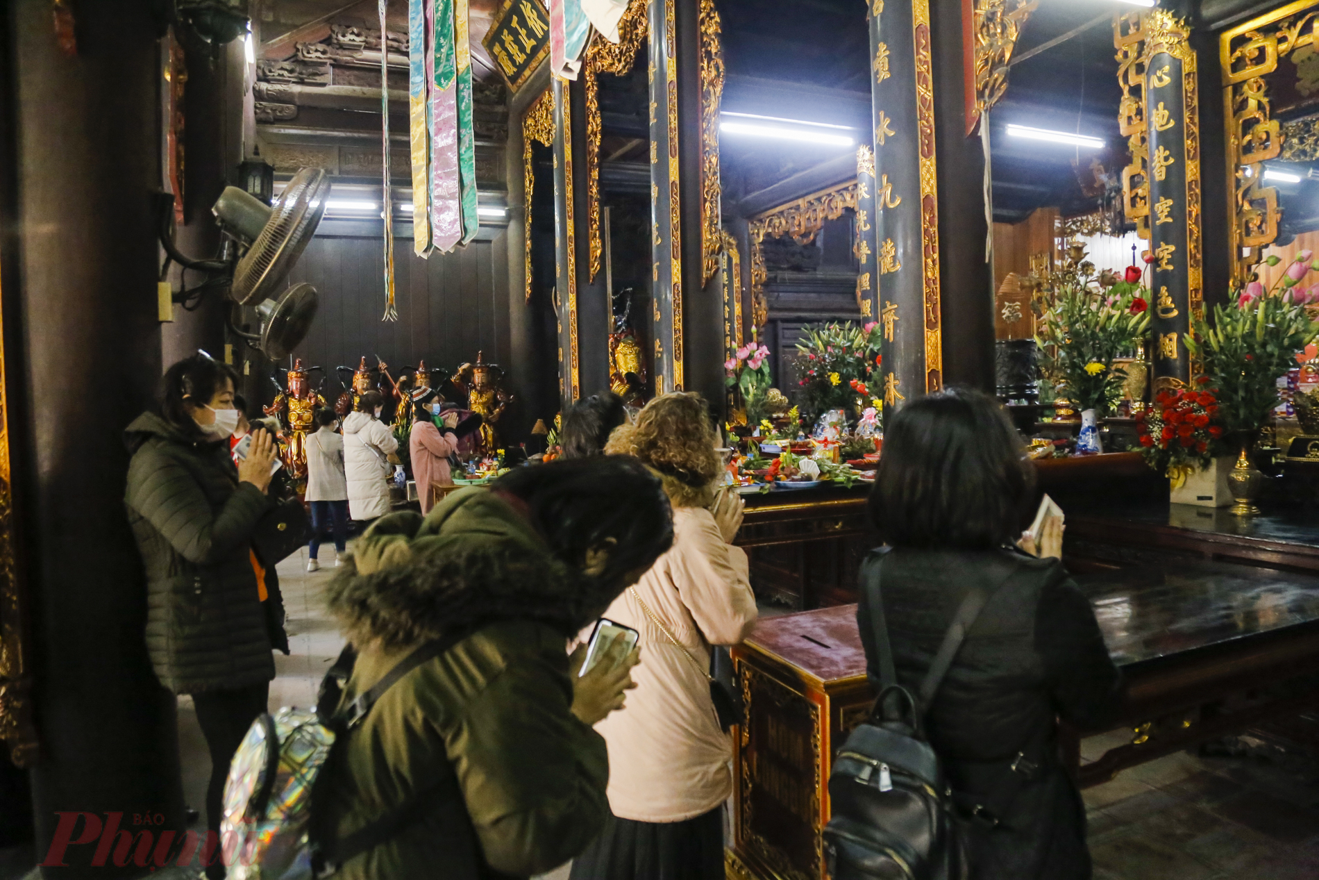 Trong các khu vực ban thờ tại chùa Hà luôn đông đúc người dân tới cầu bình an, đặc biệt là giới trẻ cầu duyên.