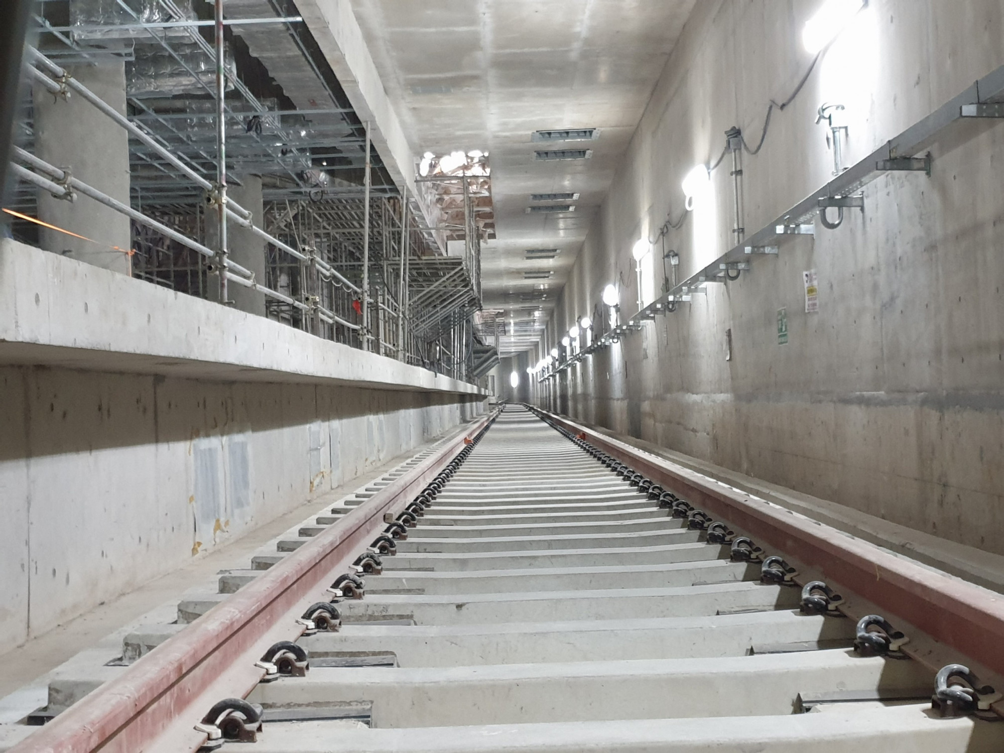 Đường ray dự án metro số 1 đoạn đi ngầm từ ga Nhà hát TP đến ga Bến Thành