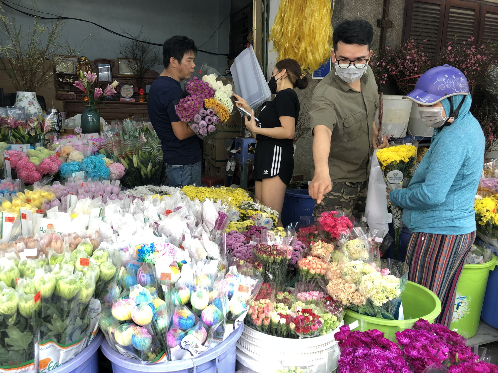 Các loại hoa cúng rằm tại chợ Hồ Thị Kỷ tăng giá từ 20-70% so với ngày thường