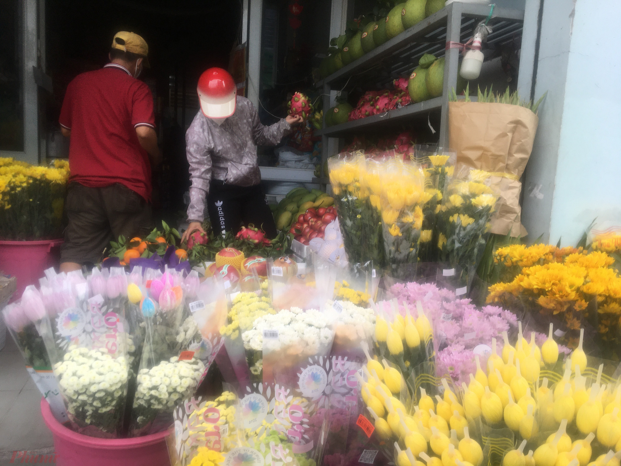 Nhiều loại hoa về các cửa hàng lẻ đang có giá tăng gần gấp đôi.