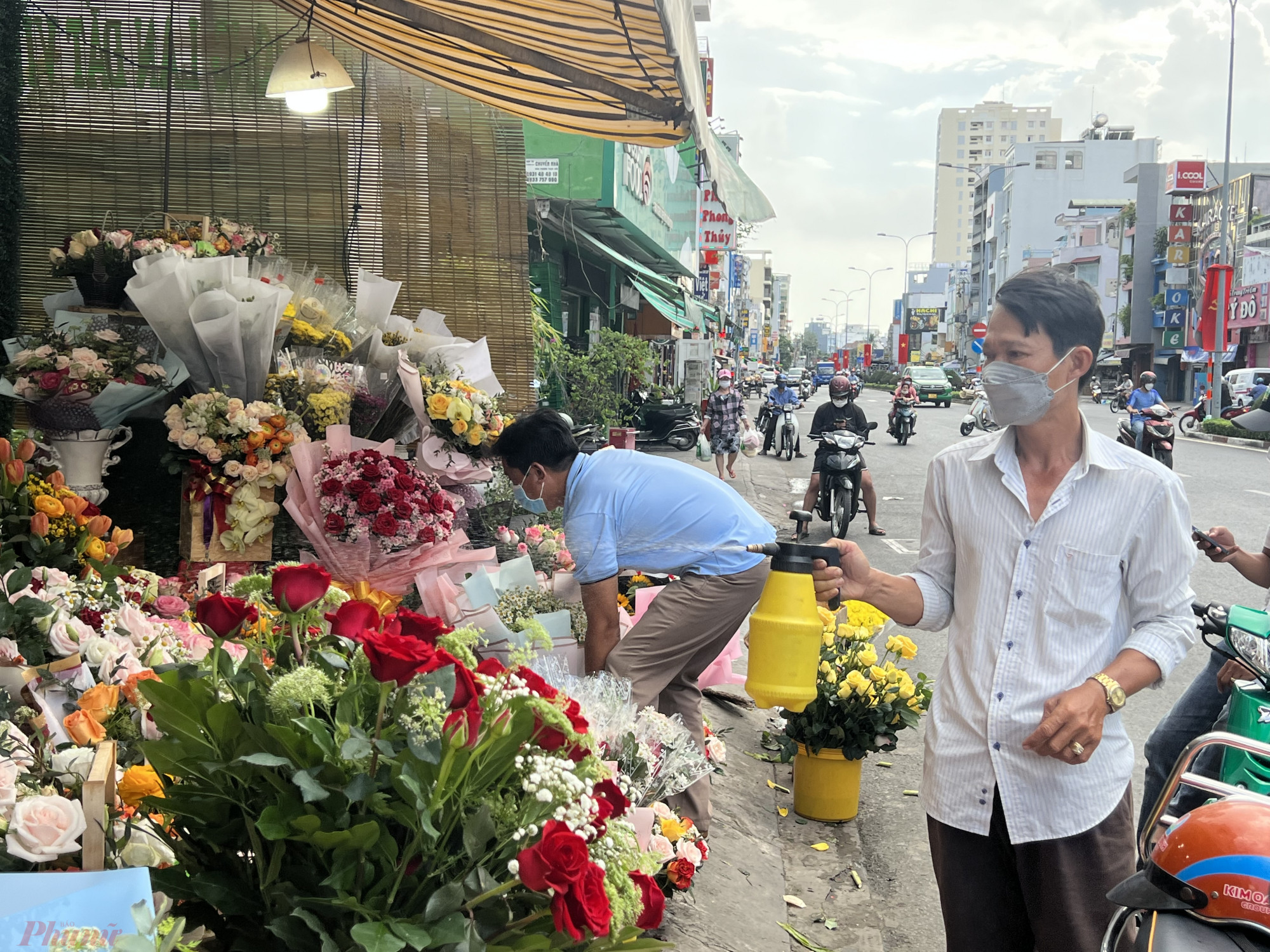 Người bán tại đây cho biết, giá hoa nội và ngoại nhập tại cửa hàng là 50/50 đều tăng so với ngày thường và mọi năm vì dịch bệnh cũng như khan, khi nông dân chỉ trồng theo đơn đặt hàng.