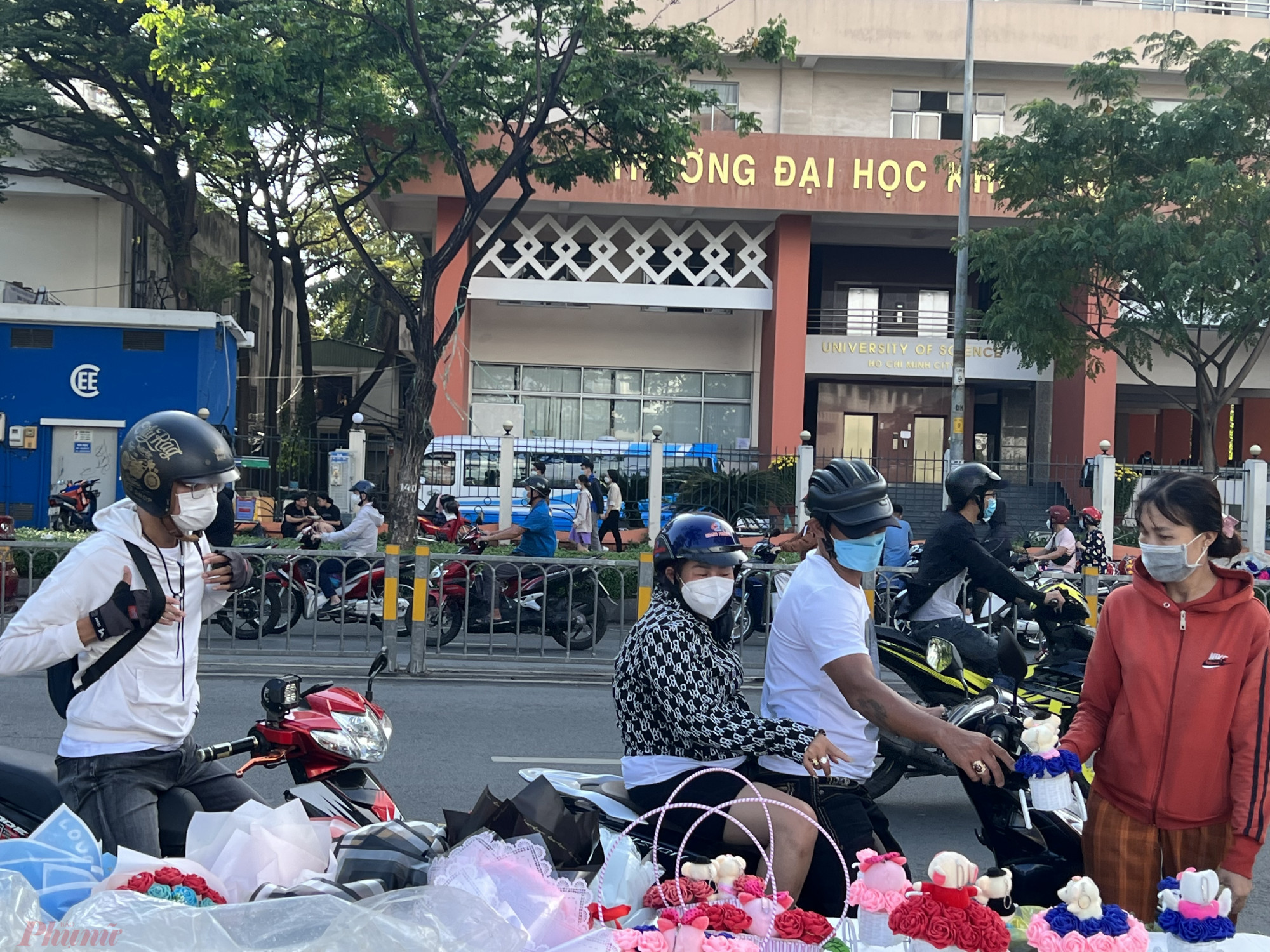 Một số khách hàng mua hoa và quà tại đường Nguyễn Văn Cừ chiều 14/2.