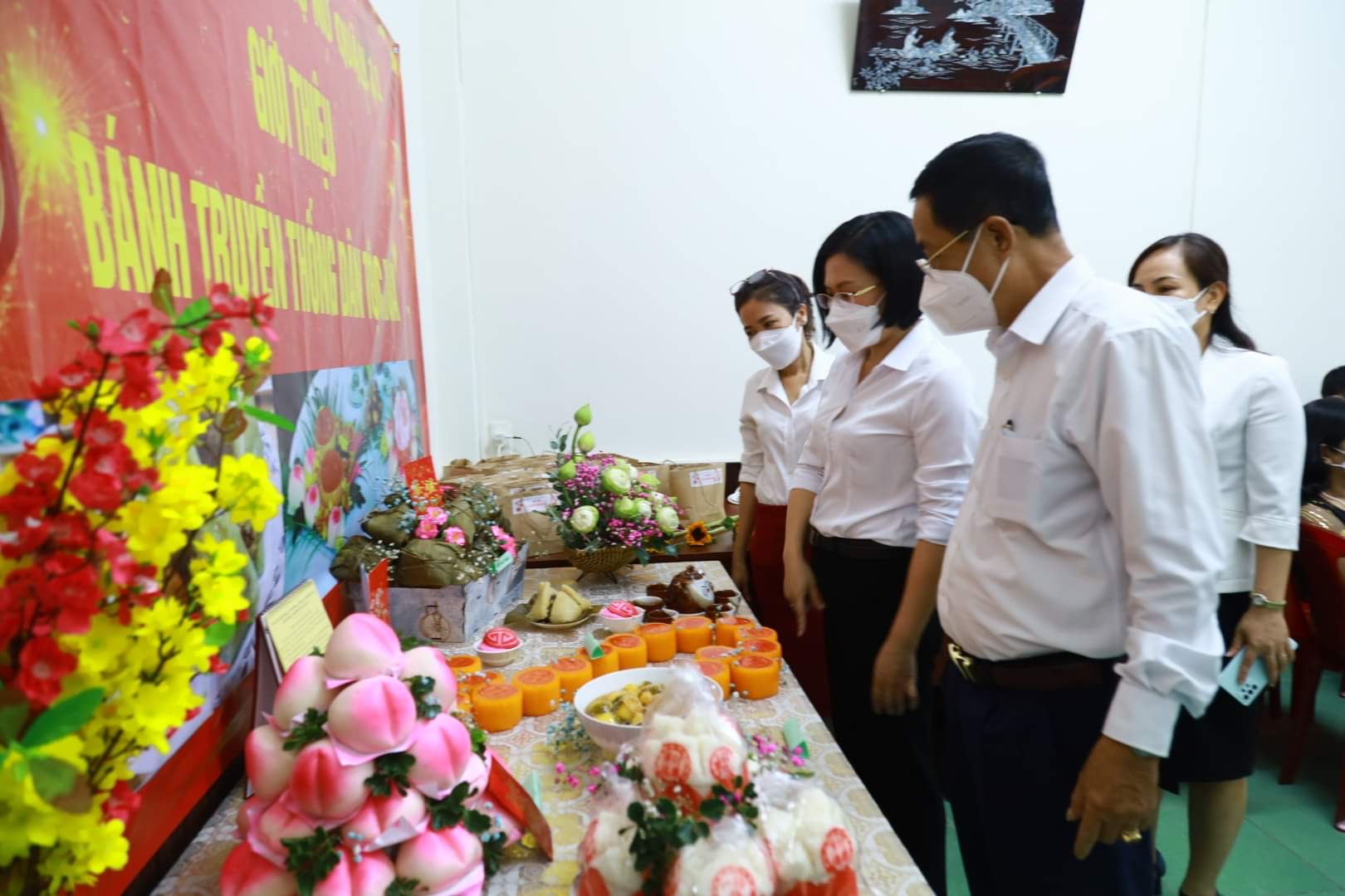 Hội LHPN quận 11 trưng bày , giới thiệu các loại bánh truyền thống của người Hoa