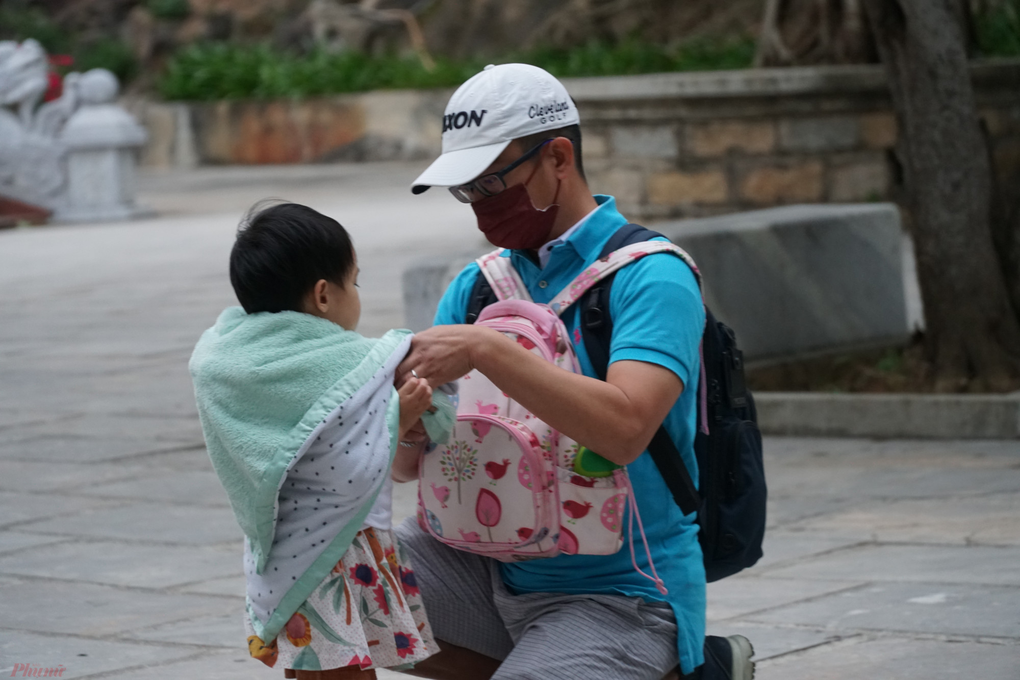 Các em nhỏ được ba mẹ trang bị thêm đồ ấm khi đến viếng chùa