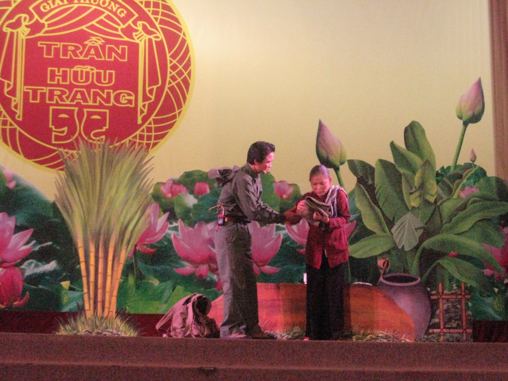 Hồng Thủy đạt huy chương vàng Triển vọng Trần Hữu Trang 2014 với vai má Năm trong trích đoạn Hoa đất.