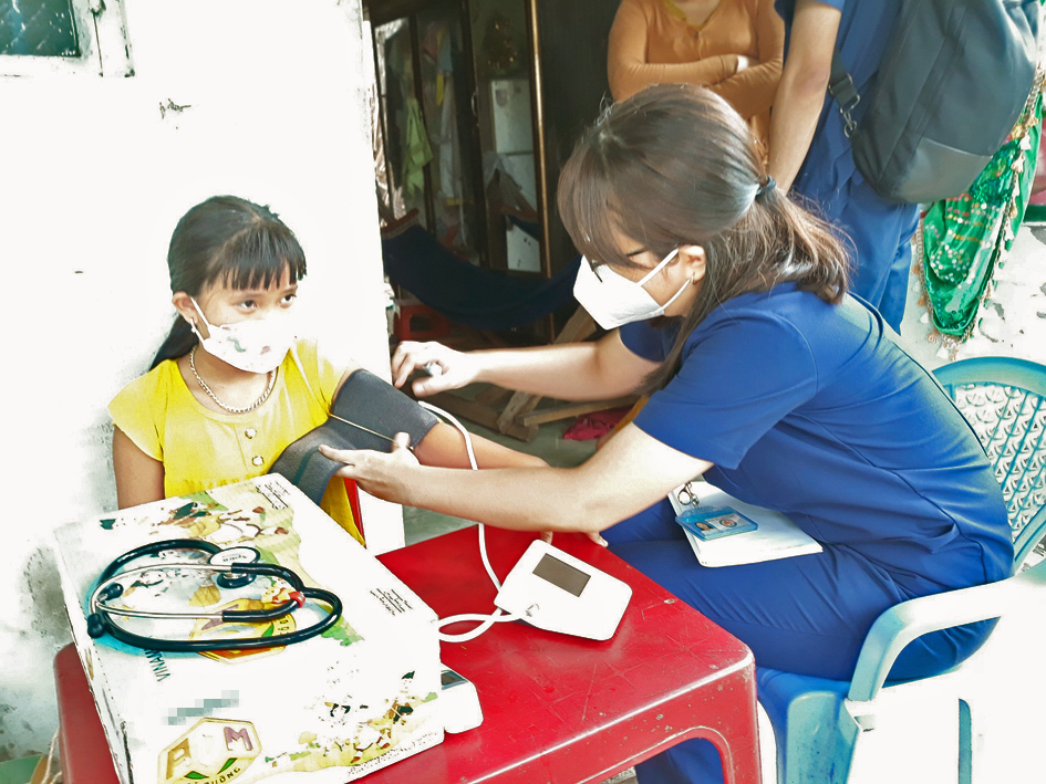 Các thầy thuốc trẻ thăm khám và tư vấn cho trẻ mồ côi ở H.Bình Chánh, TP.HCM