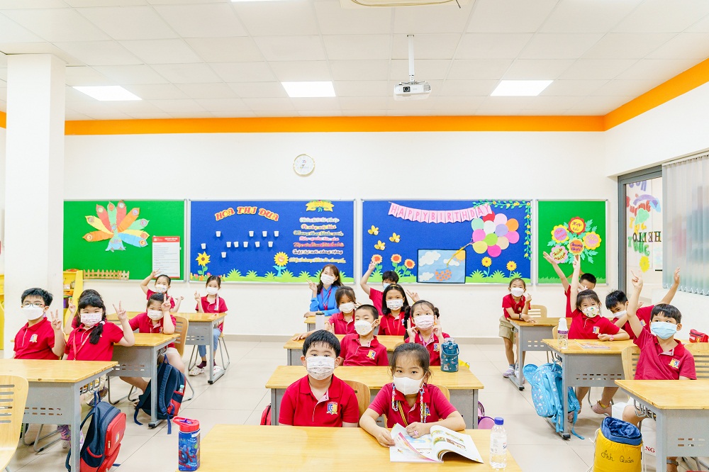 Các em vui tươi, háo hức khi được gặp lại bạn bè, thầy cô - Ảnh: Royal School