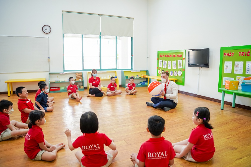 Thầy cô tích cực làm quen, trò chuyện cùng trẻ trong ngày đầu đến trường - Ảnh: Royal School