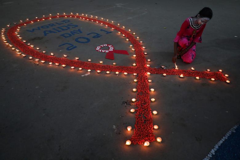 Một cô gái thắp đèn trong chiến dịch nâng cao nhận thức về HIV / AIDS tại Ấn Độ, tháng 12/2021.