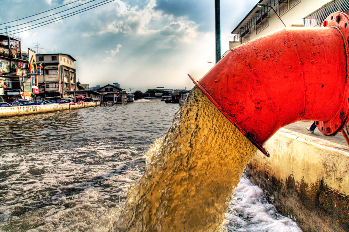Nước thải đổ ra sông ở Bangkok (Thái Lan). WHO ước tính những siêu vi khuẩn kháng thuốc sẽ giết chết 10 triệu người mỗi năm vào năm 2050 - ẢNH: FLICKR