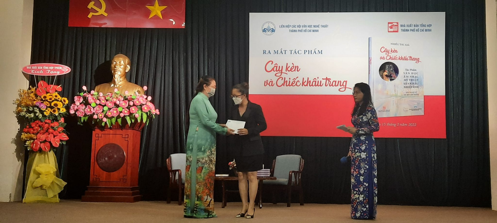Bà Dương Cẩm Thúy, Chủ tịch Hội Điện ảnh TPHCM trao tặng qua cho gia đình cố nhạc sĩ Y Jang Tuyn