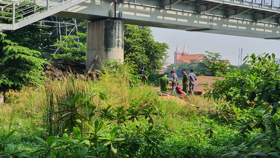 Công an đang khám nghiệm hiện trường.