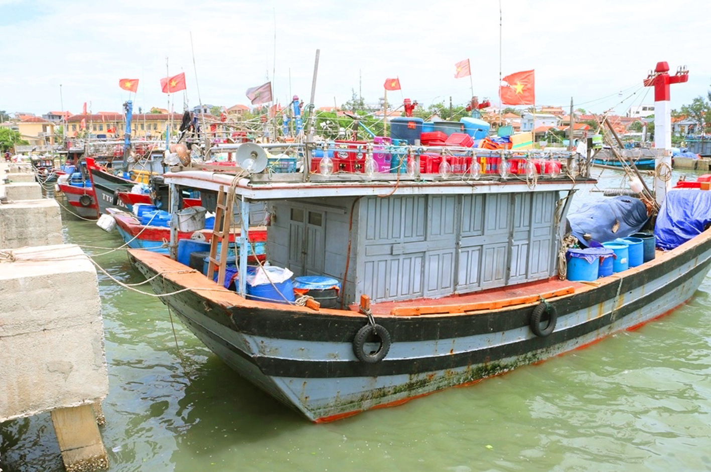 Sau tết, do giá xăng dầu tăng cao, nhiều tàu cá phải nằm tại cảng cá Thuận An, TP.Huế - ẢNH: THUẬN HÓA