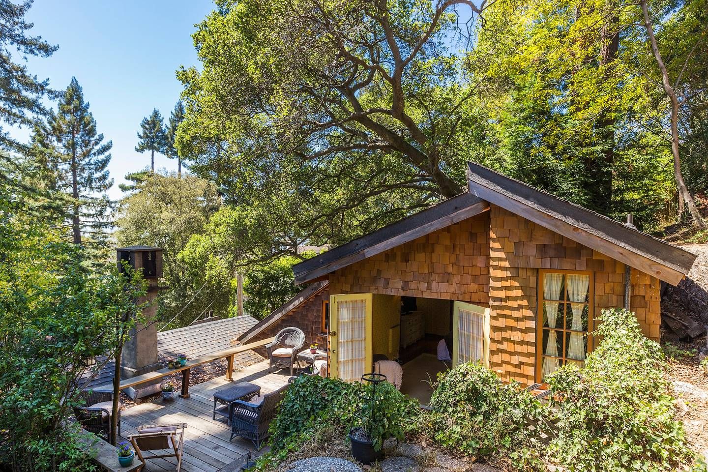 Nhà xe cũ cho bất động sản ở California hiện có các khu sinh hoạt độc lập có sẵn trên Airbnb . Chỉ cần chuẩn bị cho mình nội thất màu vàng hoang dã.