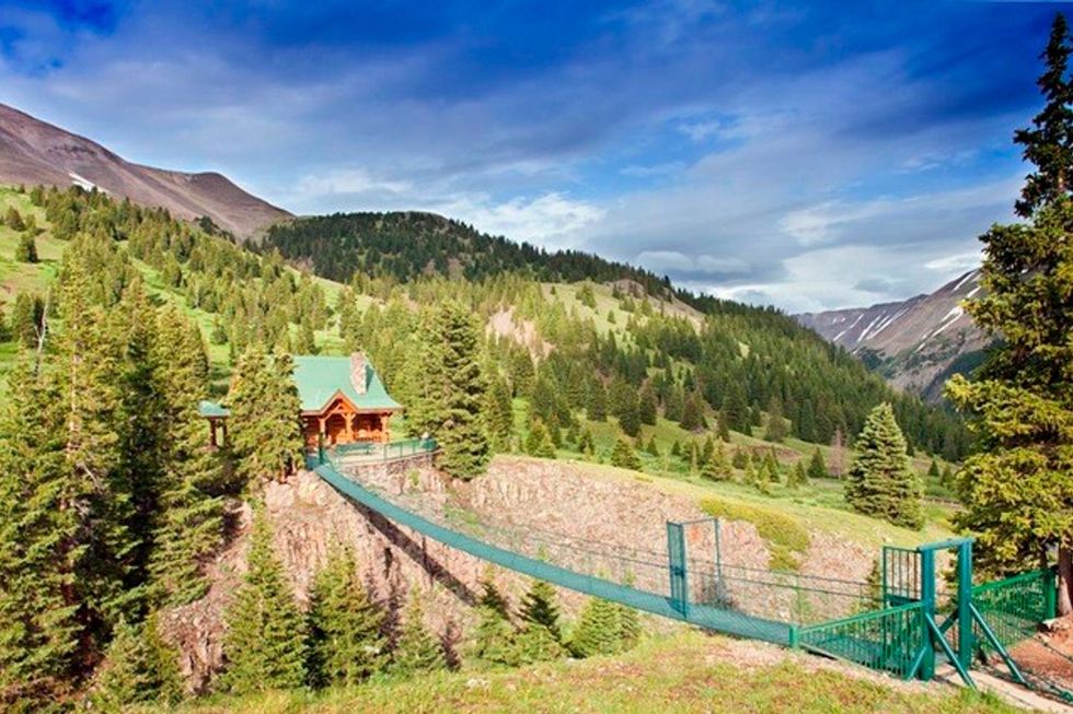 Mountaintop Hideway Căn nhà gỗ kỳ lạ này đã trở nên nổi tiếng trên Instagram gần đây , nhưng cây cầu tuyệt đẹp trông giống như nó trở lại một câu chuyện cổ tích. Đừng lo lắng, không có cảnh troll nào ở Colorado Airbnb (chưa).