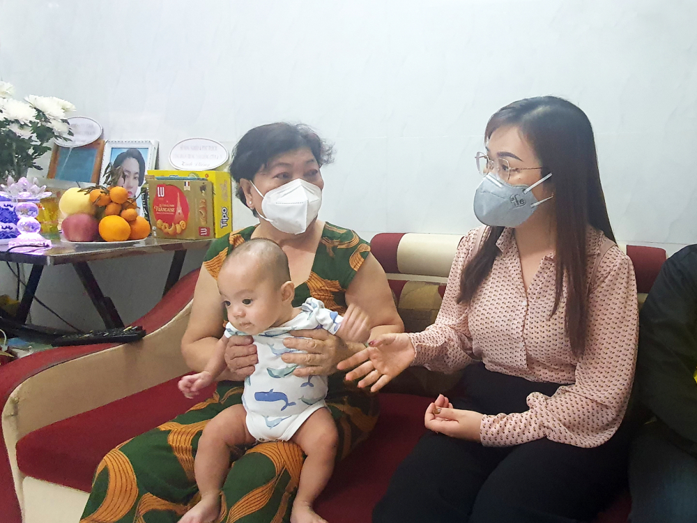 Bà Trương Thị Kim Lan (bên trái) - ở P.Tân Thới Hòa, Q.Tân Phú - nghẹn ngào kể về đứa con gái đã mất trong đại dịch COVID-19 - ẢNH: DIỄM TRANG 