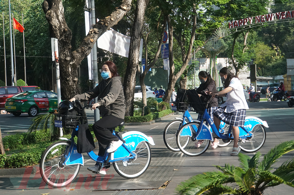 Đến nay, các em học sinh ở các trường tại TPHCM cũng đã đi học trực tiếp trở lại. Ngoài được cha mẹ đưa đến trường, nhiều em chọn phương án sử dụng xe đạp công cộng để đi học. Bên cạnh đó, cũng có người chọn lựa xe đạp để tập thể dục, đi làm.