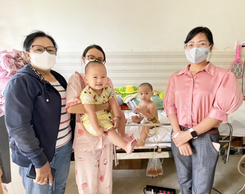 Chị Yến (bìa trái) cùng Hội LHPN phường thăm và trao tiền hỗ trợ đến bé bị tai nạn giao thông