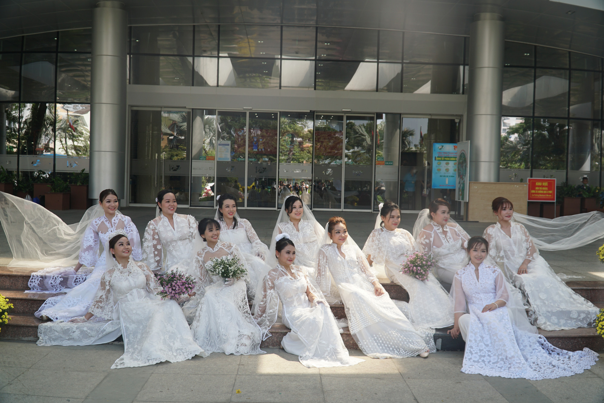 Các cô dâu rạng ngời trong màu áo cưới