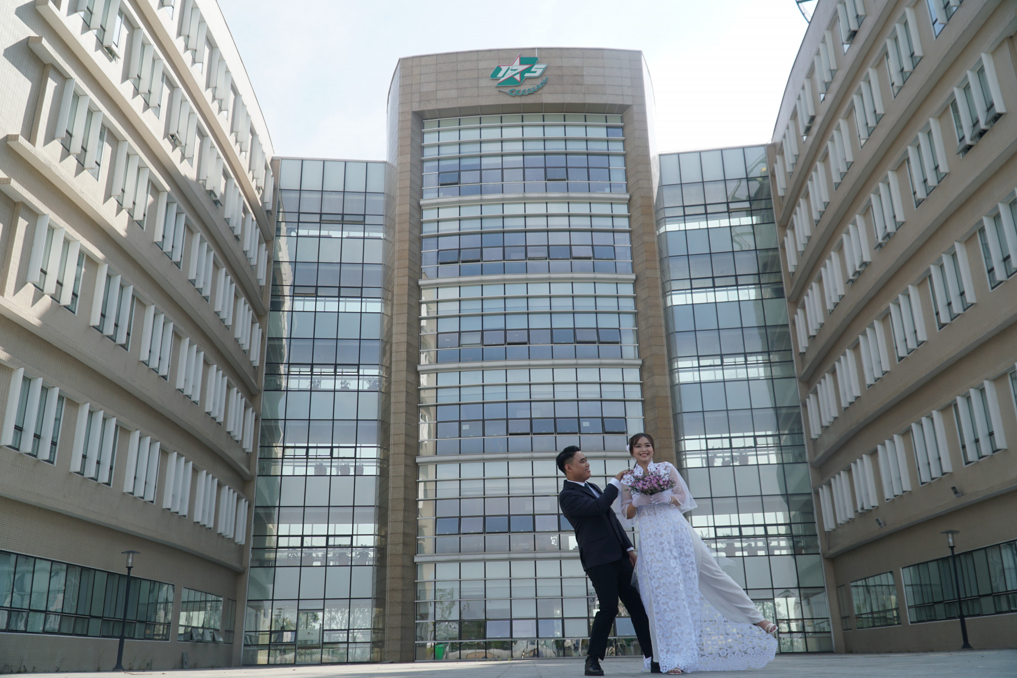 Trước khi bước vào lễ đường trong ngày 20/2 tới, y, bác sĩ cùng nhau thực hiện bộ ảnh cưới ngay tại khuôn viên Bệnh viện Quân y 175 TPHCM