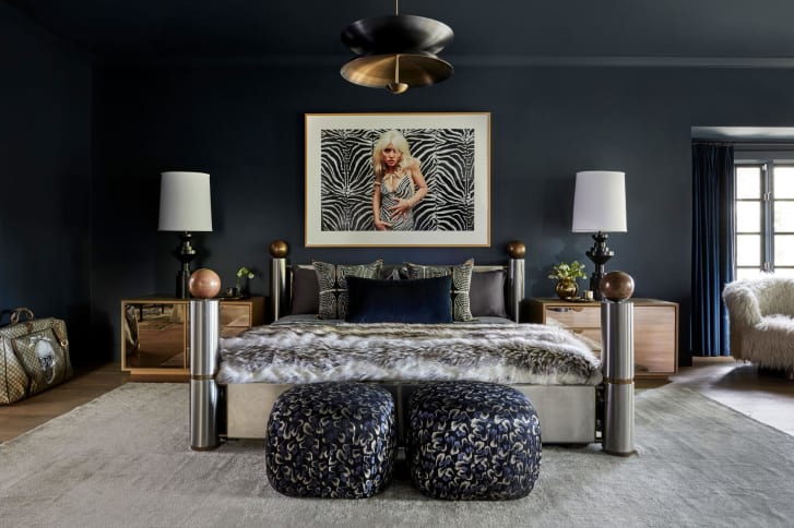 Phòng ngủ là một trong những không gian tinh tế hơn trong ngôi nhà ở LA của Miley Cyrus. Tín dụng: Jenna Pefley / AD