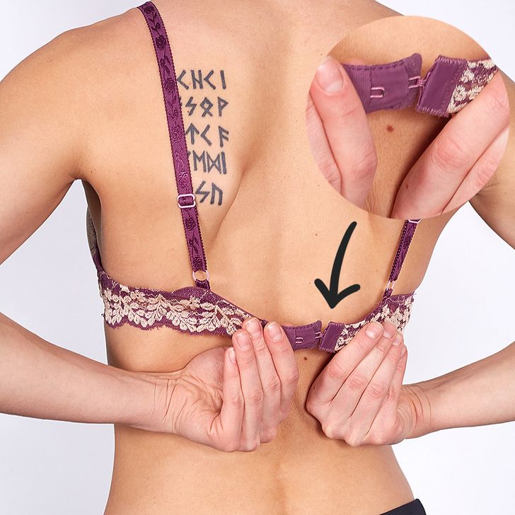 Khi bạn thử áo ngực, hãy nối hàng móc xa nhất về bên phải (tức là chọn mức lỏng nhất). Tùy thuộc vào chất liệu, dây đeo cơ bản có thể kéo dài đến 5 cm. Đó là lúc bạn cần những hàng móc còn lại.
