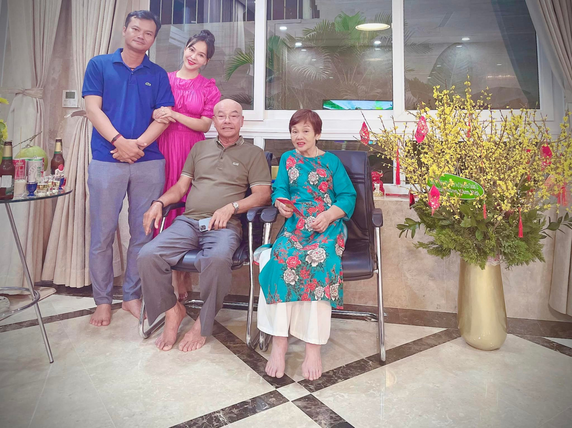 Vợ chồng ca sĩ Trần Mỹ Ngọc và cha mẹ chồng của chị chụp ảnh trong ngày mùng 1 Tết Nguyên đán vừa qua