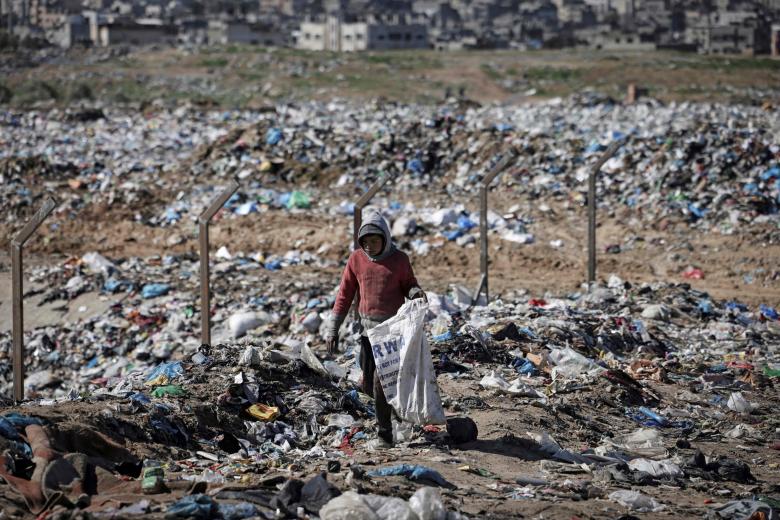 Ô nhiễm từ thuốc trừ sâu, nhựa và rác thải điện tử đang gây ra tình trạng vi phạm nhân quyền trên diện rộng và ít nhất 9 triệu ca tử vong sớm mỗi năm. ẢNH: AFP