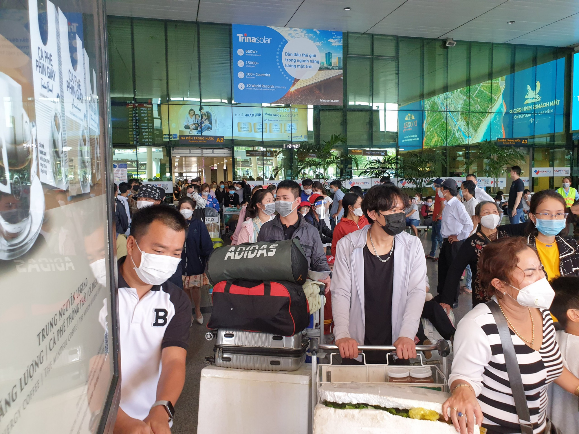 Khách đổ về ga quốc nội sân bay Tân Sơn Nhất vẫn đông nhưng đang có dấu hiệu hạ nhiệt so với thời điểm trước