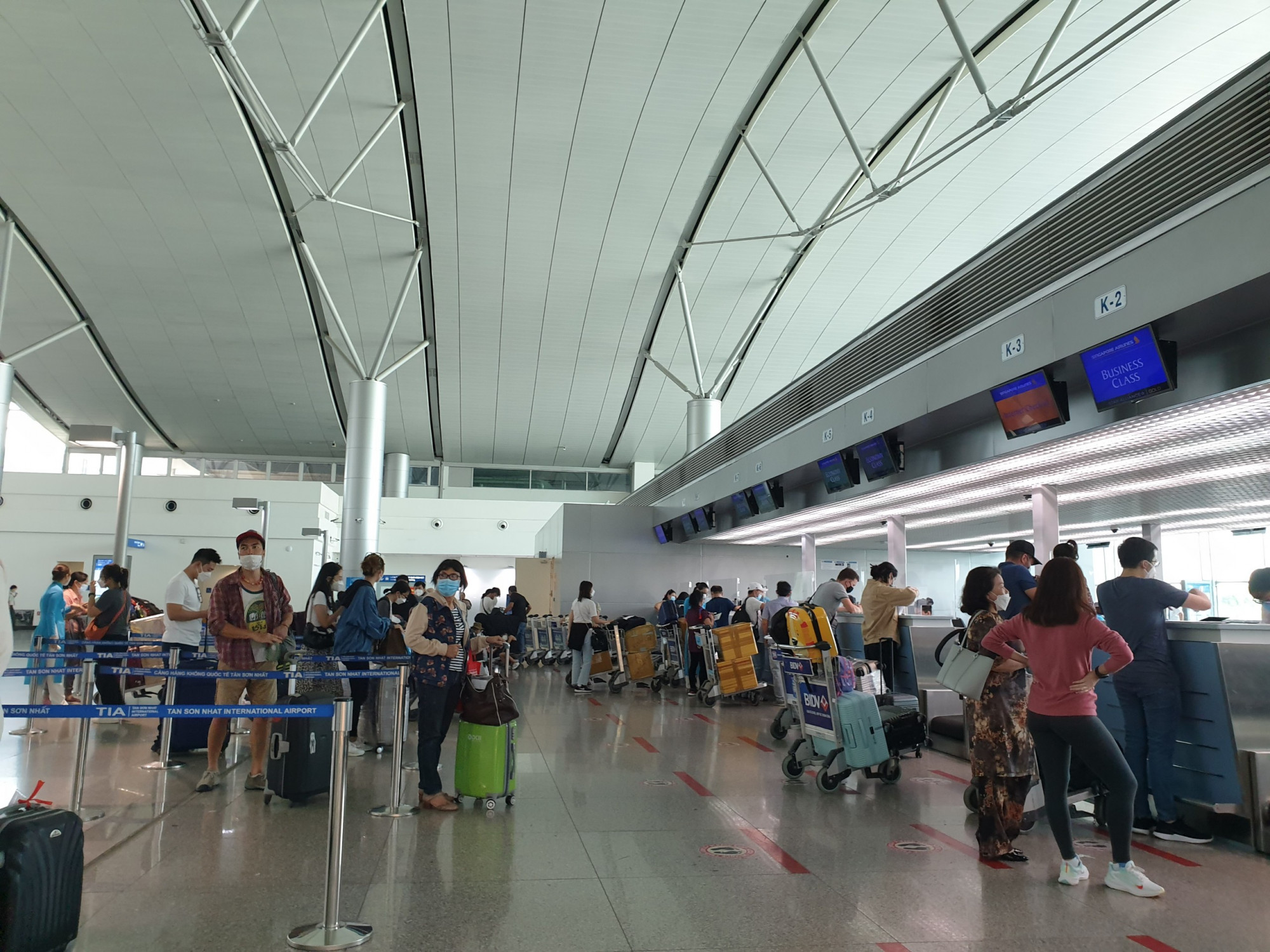 Hành khách làm thủ tục bay quốc tế tại sân bay Tân Sơn Nhất 