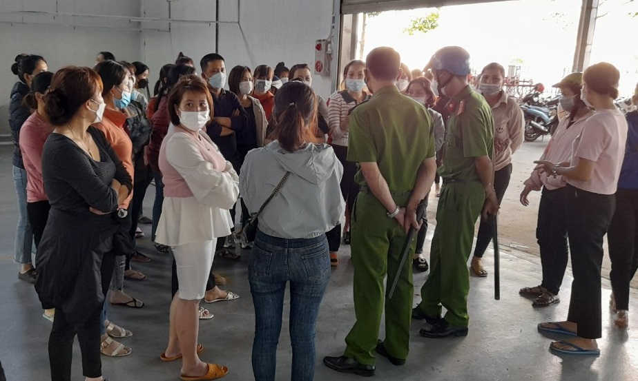 Hàng trăm người lao động tập trung tại Công ty H&L Đắk Lắk để đòi lương vào ngày 28, 29 Tết 