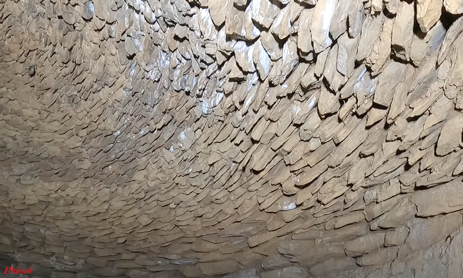 Mái hầm được tạo hình vòm độc đáo. Cứ sau mỗi viên đá to lại kèm theo những viên đá nhỏ với mục đích tăng độ liên kết. 