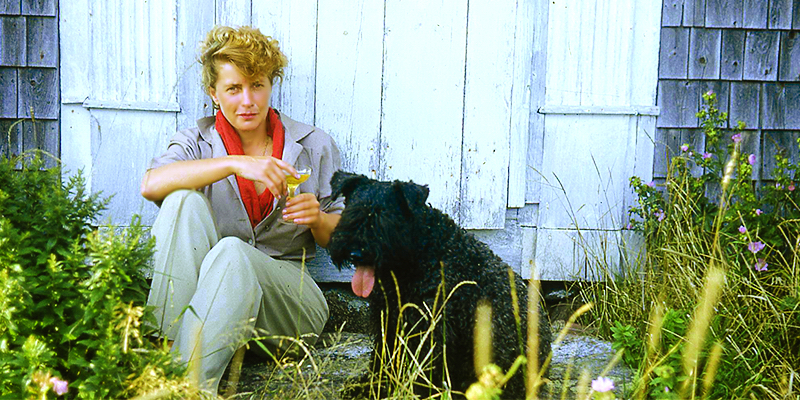 Brown cạnh chú chó cưng tại căn nhà đồng quê ở thị trấn Vinalhaven, Maine, năm 1952  - ẢNH: THE NEW YORKER