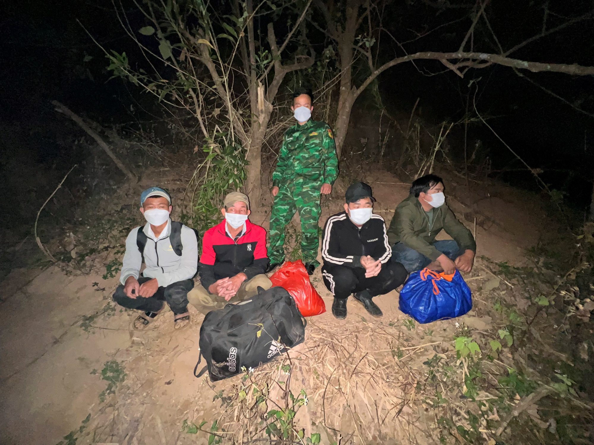 Nhiều đối tượng men theo bờ suối trong đêm tối để  tìm cách xuất cảnh sang Lào