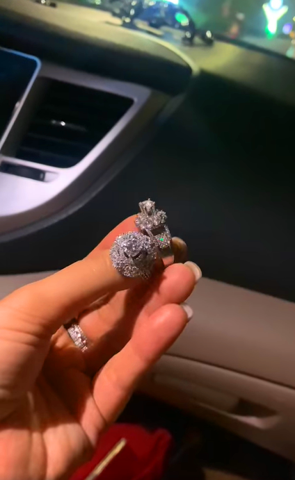 Theo chị Hoàng Oanh, chiếc nhẫn là một phần trong bộ sản phẩm kim cương hiệu PNJ mà gia đình chị mua nhân kỷ niệm 11 năm ngày cưới