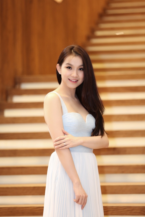 Hoa hậu Thuỳ Lâm tham dự sự kiện năm 2016. Chị thường chọn trang phục nữ tính, điệu đả khi xuất hiện.