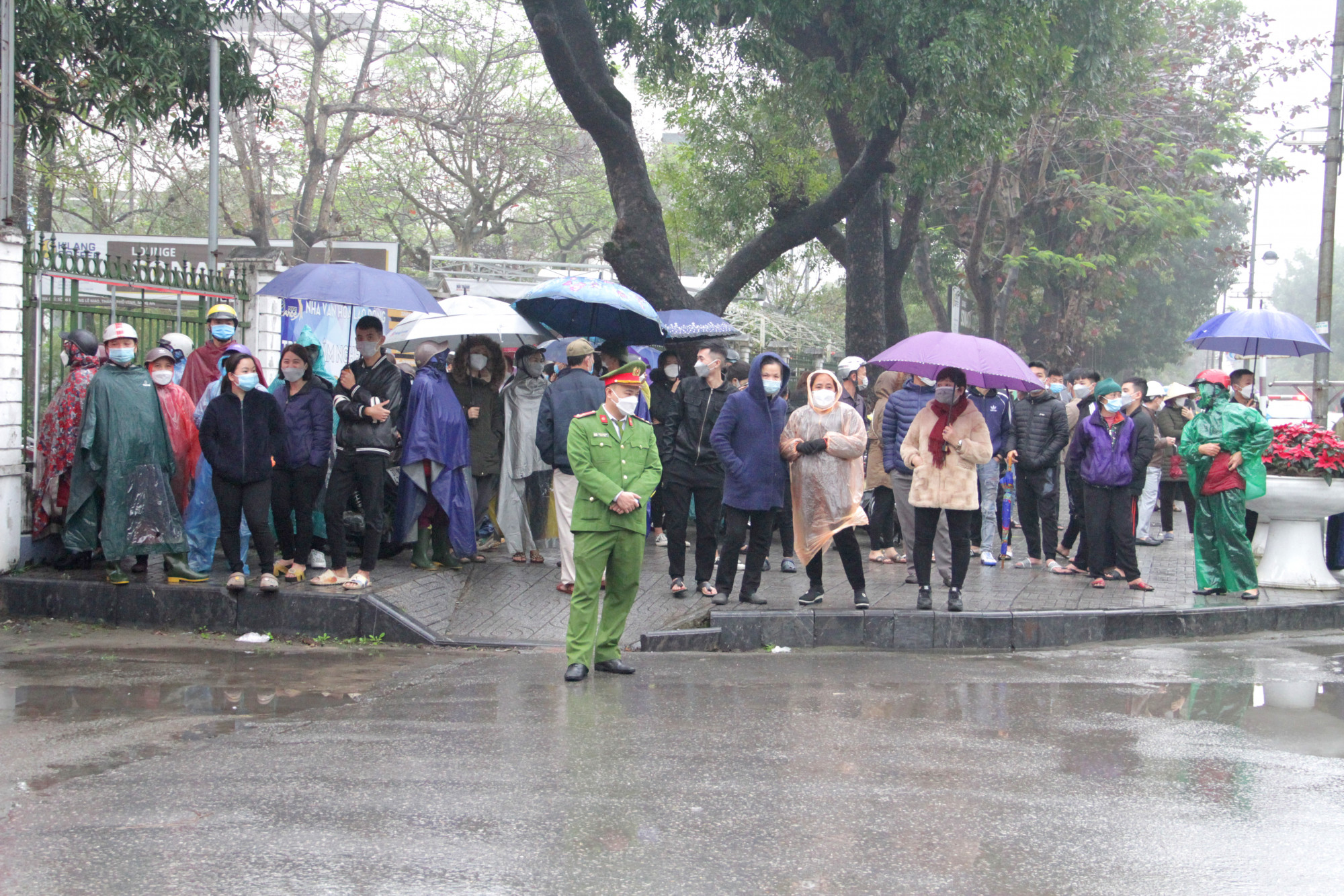 Sáng 17/2, bất chấp mưa lạnh, nhiều người dân TP.Vinh (Nghệ An) vẫn gắng mặc áo mưa đưa con, em mình tới buổi lễ giao, nhận quân năm 2022. Trong bối cảnh dịch COVID-19 trên địa bàn tỉnh Nghệ An đang diễn biến phức tạp nên buổi lễ được tổ chức ngắn gọn.