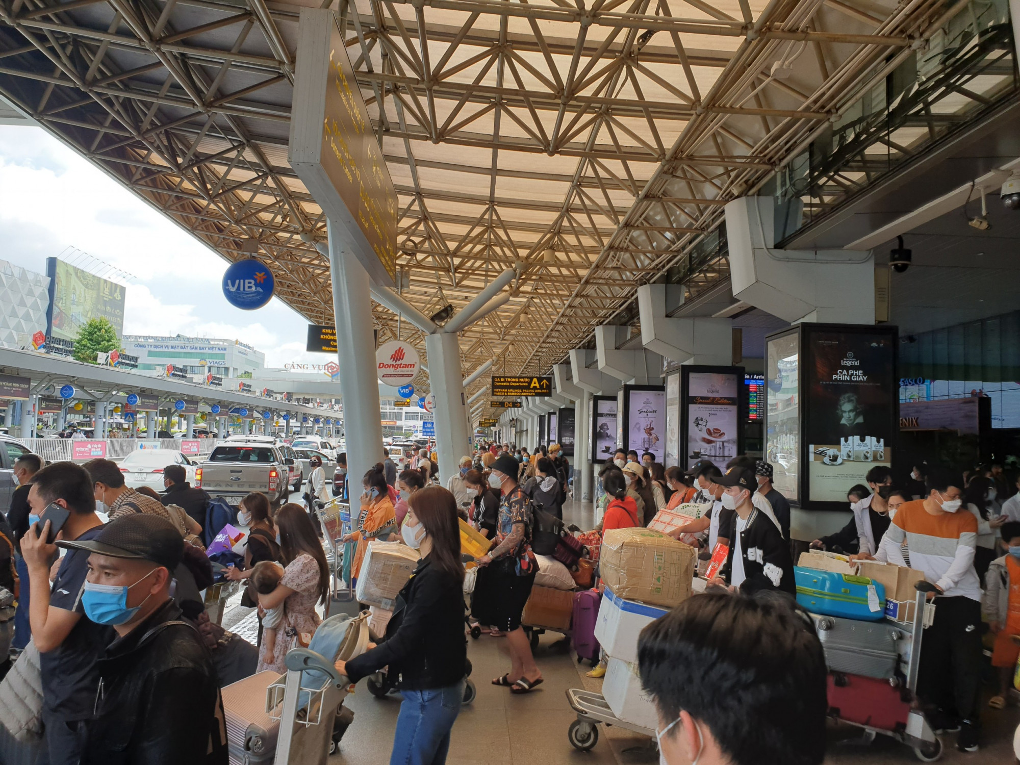 Khách đến sân bay Tân Sơn Nhất sau Tết Nhâm Dần gặp khó khăn đón taxi về nhà